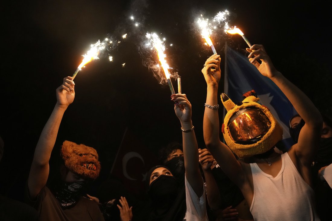 100 дни по-късно: Турската опозиция иска свобода за Имамоглу