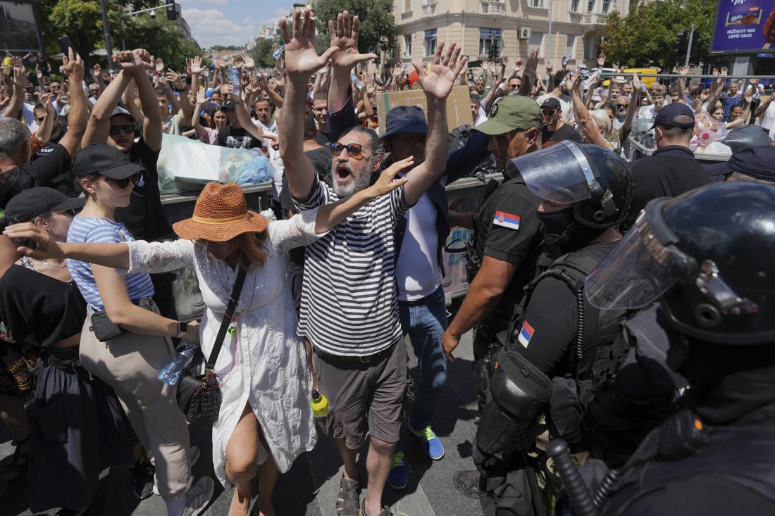 Продължават арестите срещу протестиращите в Сърбия