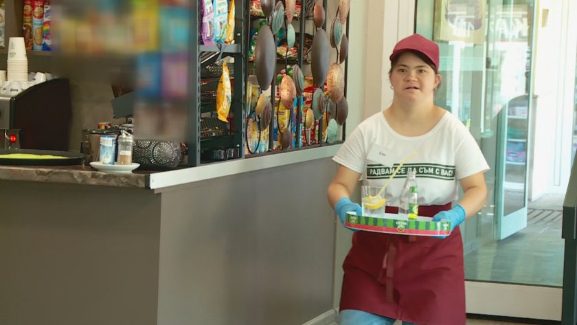 Оценени, приети и равни: Две момичета със синдром на Даун сбъднаха мечтата си - да работят