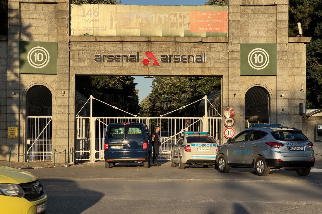 Инцидентът в завод "Арсенал" не е резултат на взрив или пожар, смятат разследващите