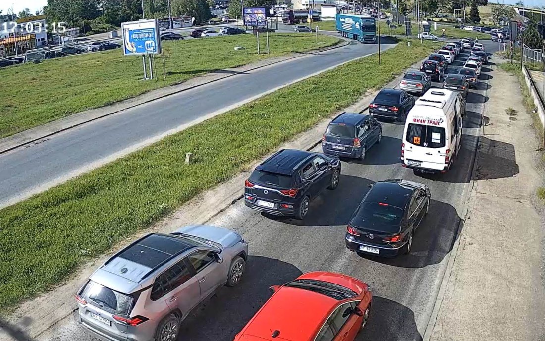 Близо 115 тира на ден преминават през "Дунав мост"