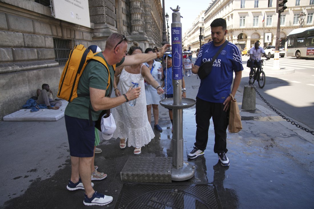 Продължава горещата вълна в Европа: Пожари, евакуация и затворени училища