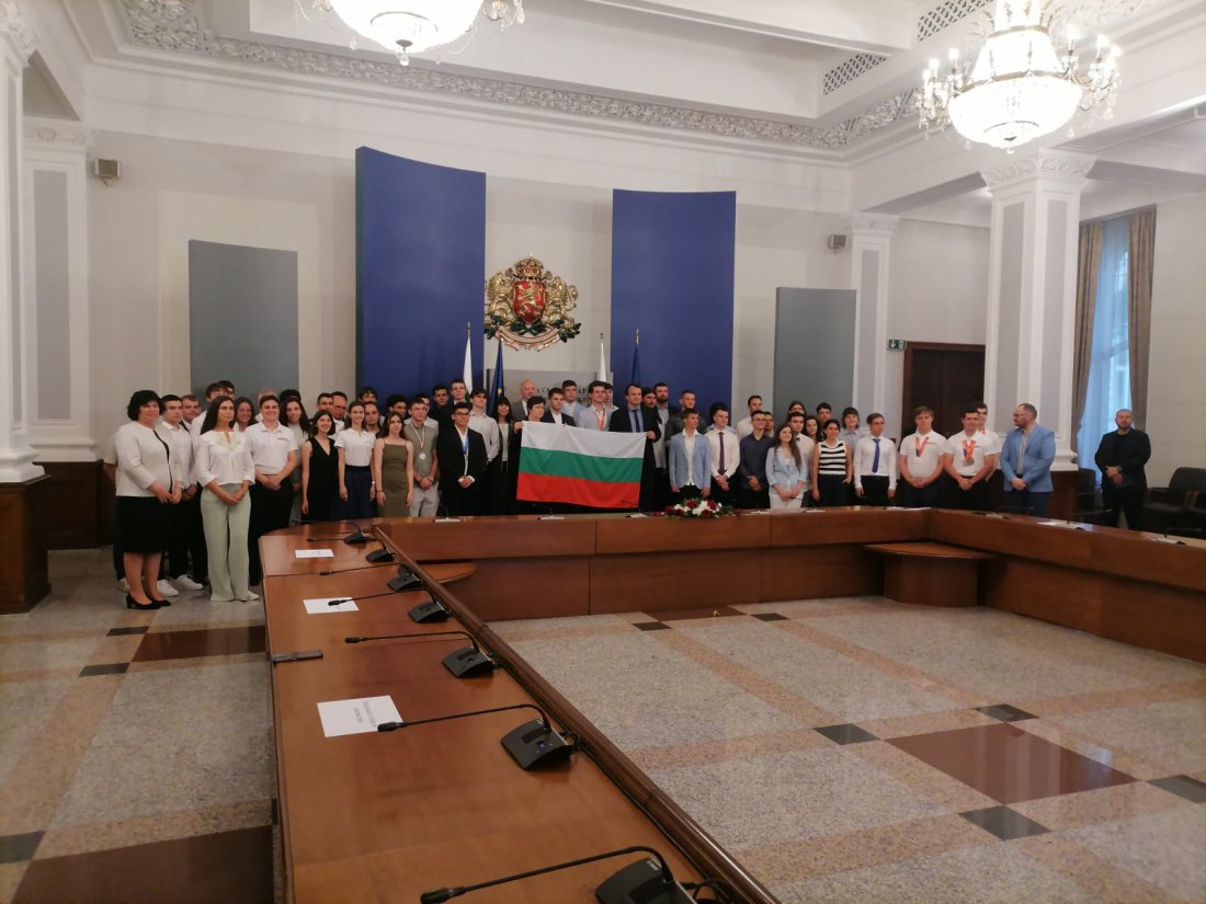 Премиерът връчи националния флаг на олимпийските отбори по природни науки