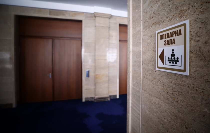 В кулоарите на НС: За "език мой, враг мой", дизайнерите и един вот на недоверие