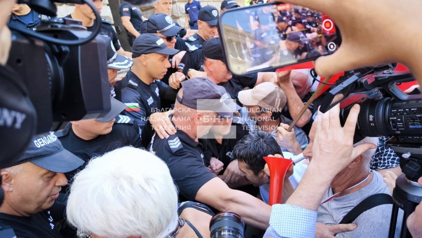 Полицай беше повален по време на протеста срещу еврото