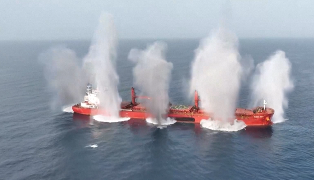 Вижте видео с нова атака на хутите в Червено море, четирима моряци са загинали и 15 са в неизвестност