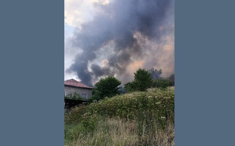 бързата реакция екипите спасила близо къщи пожара дупнишкото село палатово
