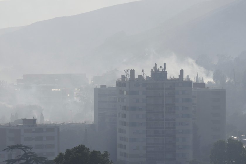 Пожарът в района на Марсилия все още не е напълно овладян