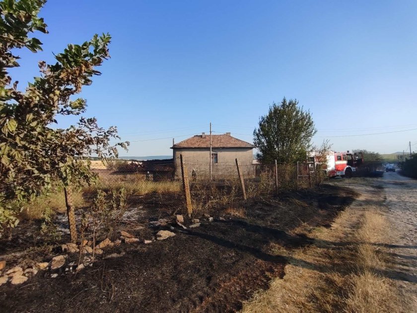 Пожар стигна до къщите в село Развигорово (СНИМКИ)