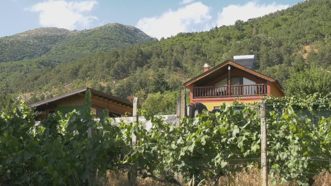 Безводие в жегата: Вилна зона край Сопот е без вода трети ден