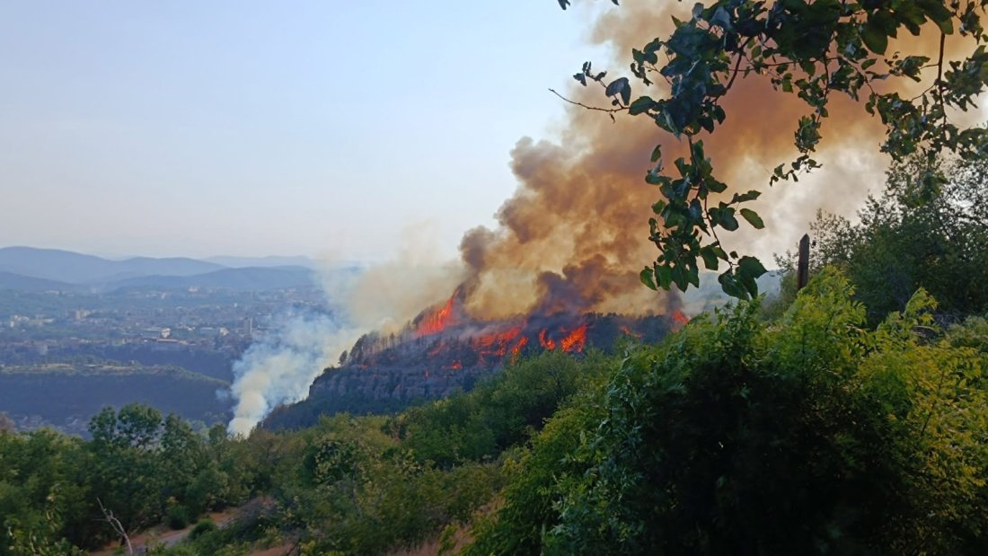 Голям пожар избухна край Арбанаси, хеликоптер се включи в гасенето