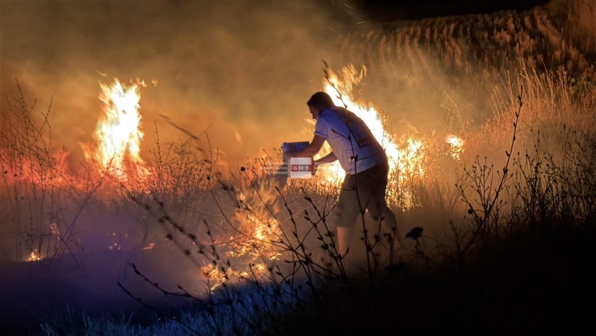 Пожар изпепели 10 къщи във вилна зона Каптажа край Бургас
