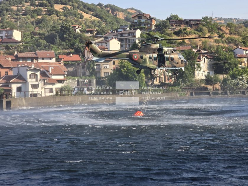 Два военни хеликоптера се включиха в гасенето на пожара в Природен парк "Рилски манастир"