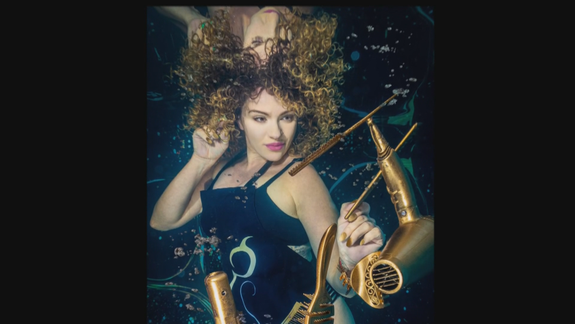 Фризьорски салон под вода: Фотографът Юлиян Недев представя реални професии, заснети в морските дълбини