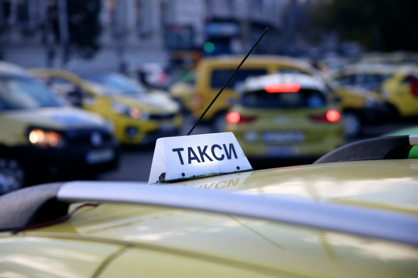 Таксиметровите шофьори нямат готовност да издават касови бележки в евро и лева след 8 август