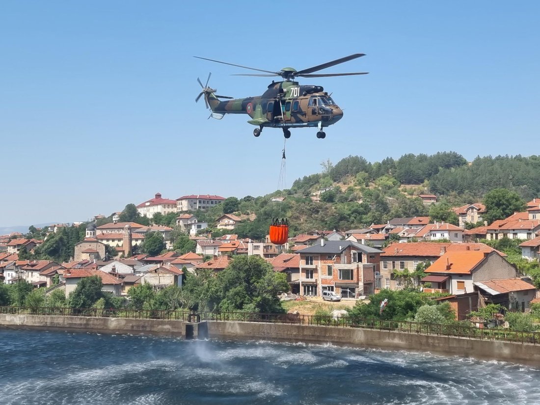 Горският пожар в Природен парк "Рилски манастир" е частично овладян