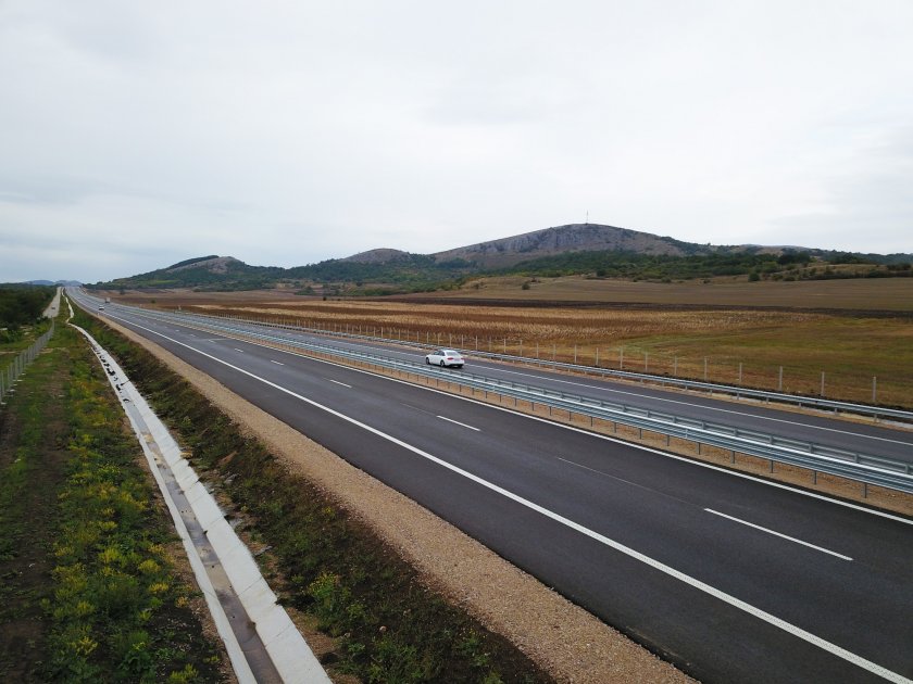 1000 лв. глоба и 3 месеца без книжка, ако шофираме в аварийната лента