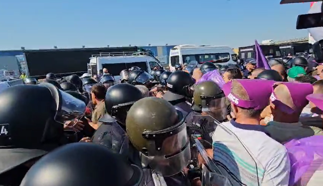 Сблъсъци между полиция и протестиращи край Пловдив, ще бъде ли блокирана магистрала "Тракия"? (СНИМКИ и ВИДЕО)