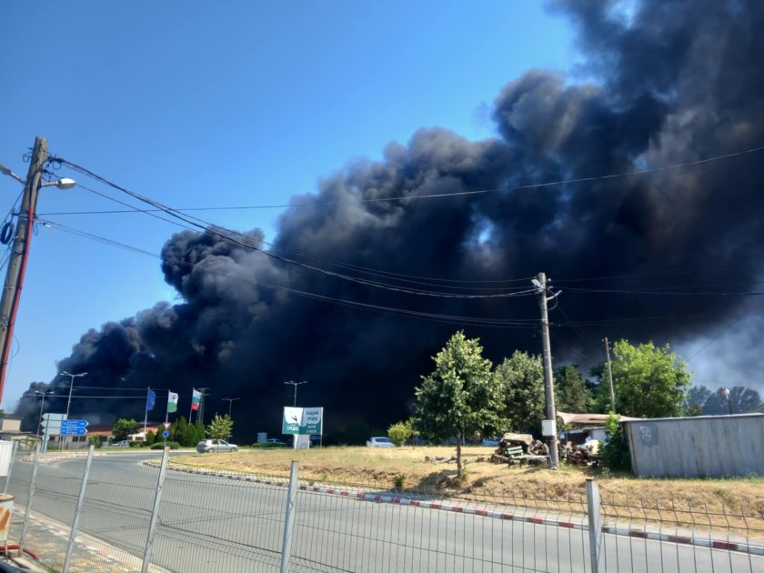 Гори цех за пластмаса в Средец, властите задействаха системата BG-ALERT (СНИМКИ/ВИДЕО)