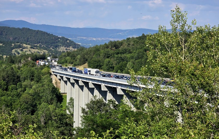 Забраниха на тирове да изпреварват в участък на АМ "Тракия" край Пазарджик