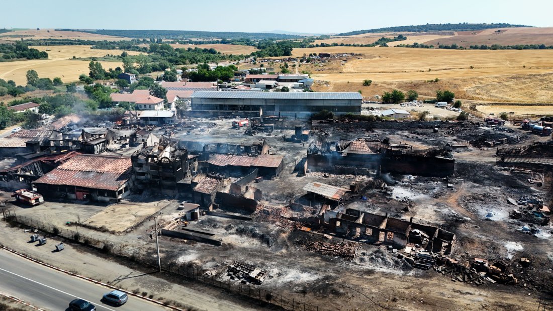 След пламъците в Средец: щети за над милион, отровен въздух и разследване