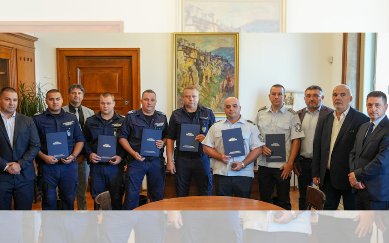 Наградиха полицаите, спасили двегодишно дете, след като погълнало медикаменти