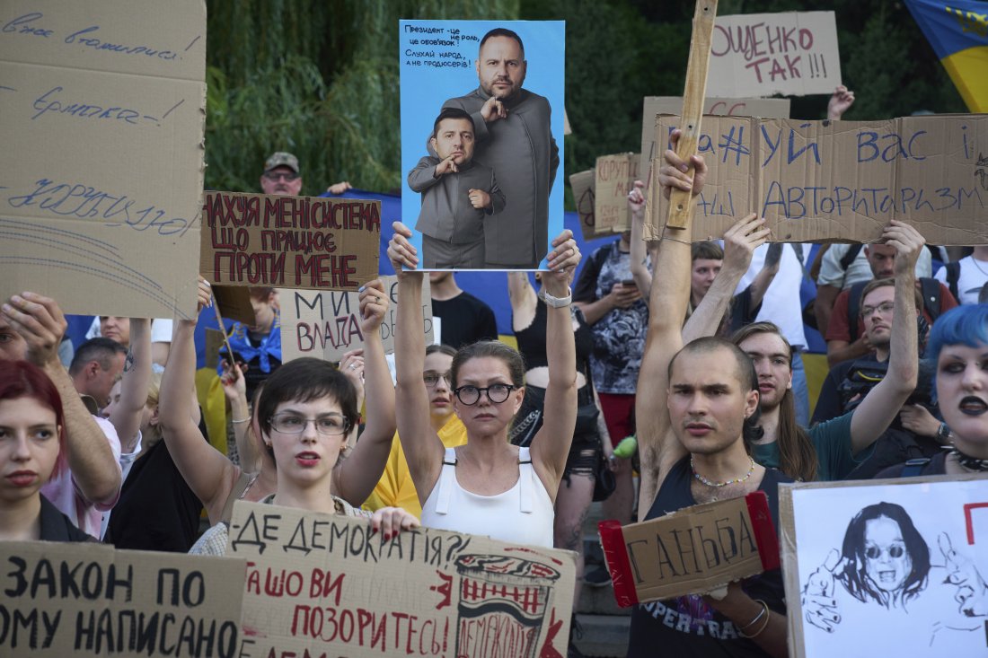 След масовите протести: Украйна отменя противоречив антикорупционен закон