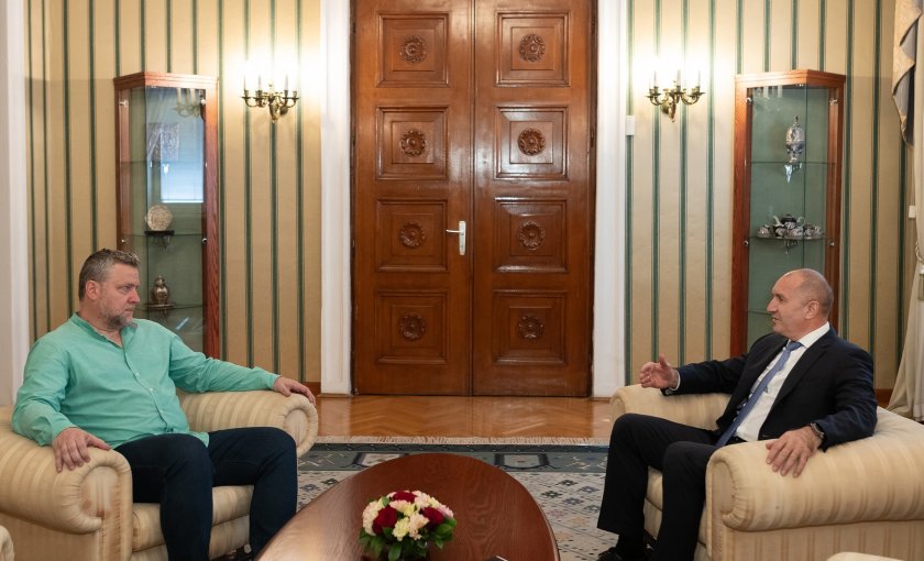 президентът румен радев поздрави изтъкнатия режисьор оперен певец орлин анастасов