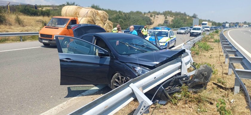 самокатастрофирал автомобил затруднява движението струма