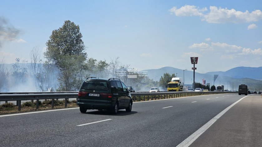 Все още не е напълно потушен големият пожар на автомагистрала "Тракия"