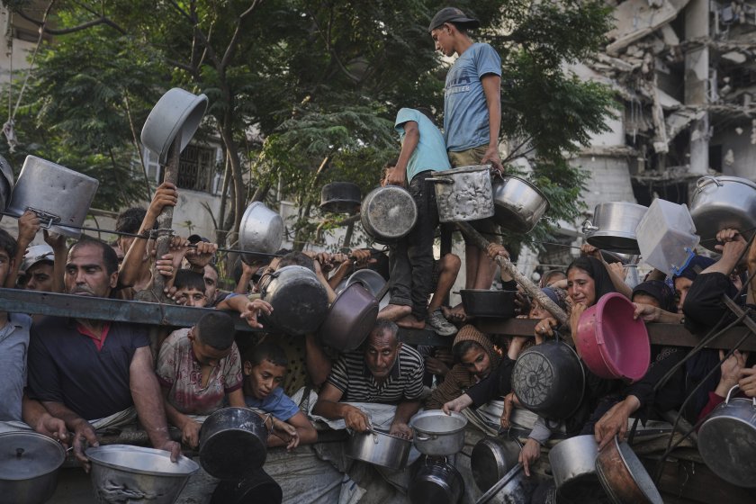 Смърт в Газа - 67 души бяха убити, докато чакат за храна