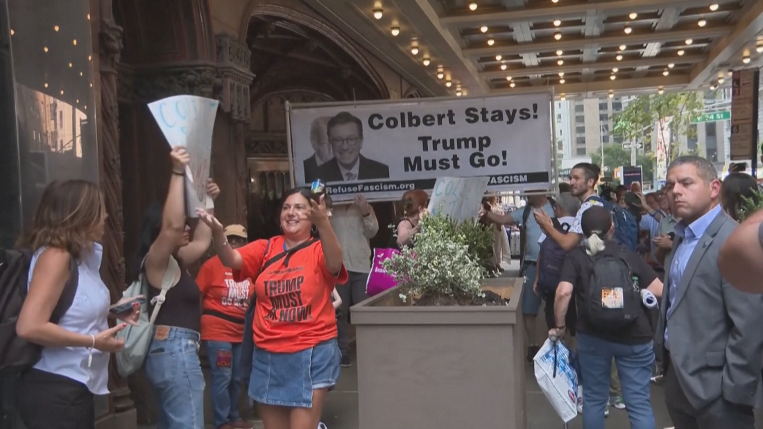 Протести в защита на телевизионния водещ Стивън Колбер след свалянето на шоуто му