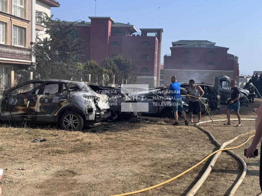 Извънредна ситуация в курорта Свети Влас: Голям пожар изпепели над 20 автомобила