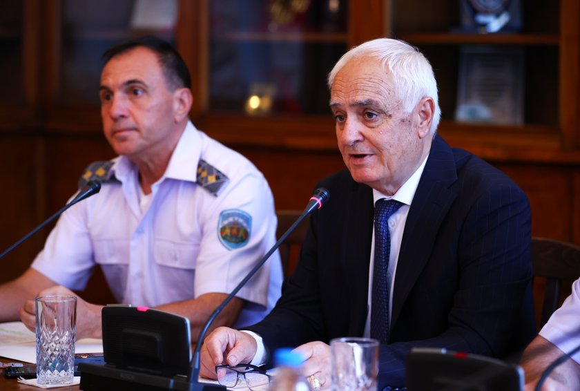 Работи се по придобиването на нови самолети "Спартан" за гасене на пожари, съобщи министърът на отбраната