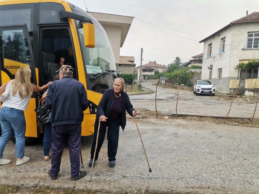 Край на евакуацията: Жителите на с. Плоски се завръщат по домовете си