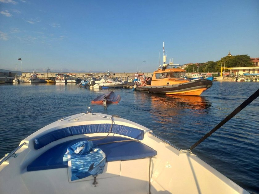 спасиха четирима души несебър лодката преобърна морето