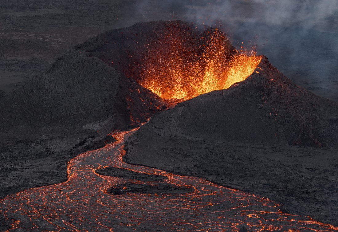 Полицията в Исландия с призив: Не ходете върху лава!