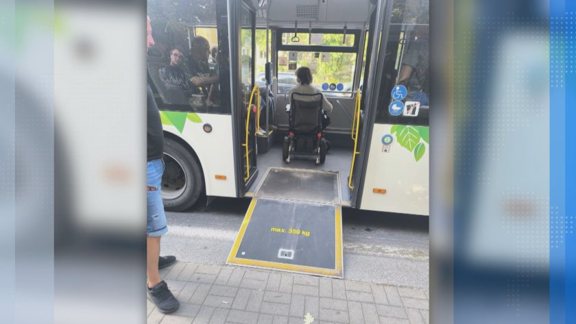 "Ама, ти не можеш ли тая количка да я качиш": Мъж с увреждания опита да се вози в автобус, успя - от третия път
