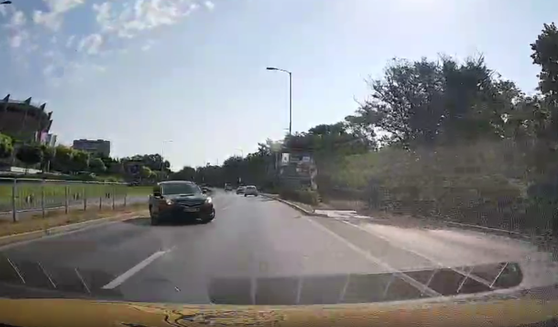 Шофьор кара в насрещното по оживен варненски булевард (ВИДЕО)