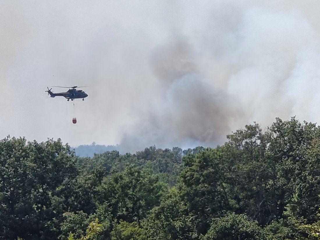 Хеликоптери продължават да участват в гасенето на тлеещи огнища в Пирин планина
