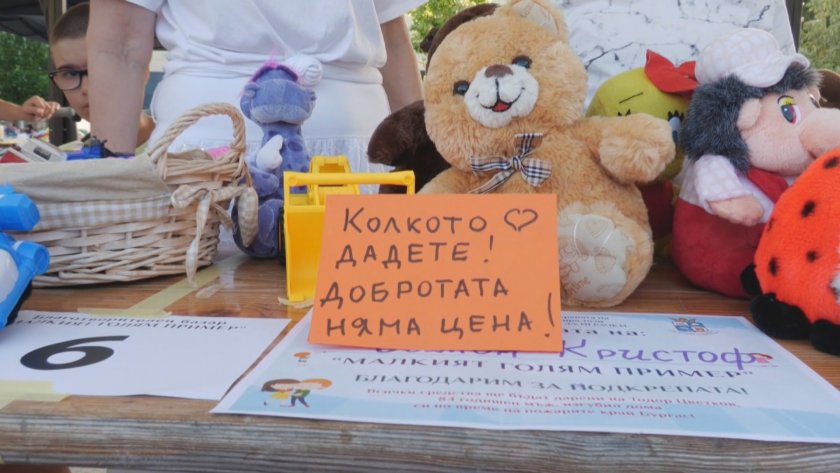 "Добротата няма цена": 20 деца продадоха играчките си, за да дарят на дядо, останал без дом заради пожар
