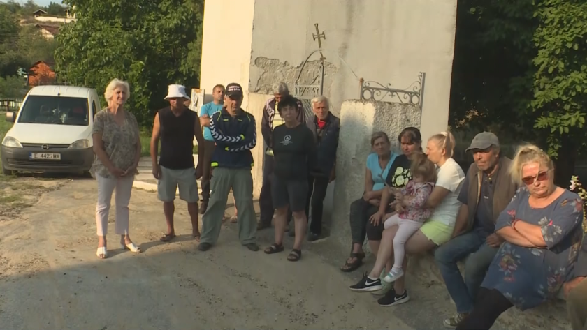 Катинар на храма: Жители на село Бураново недоволстват, че новоназначеният свещеник заключва обновената от тях църква