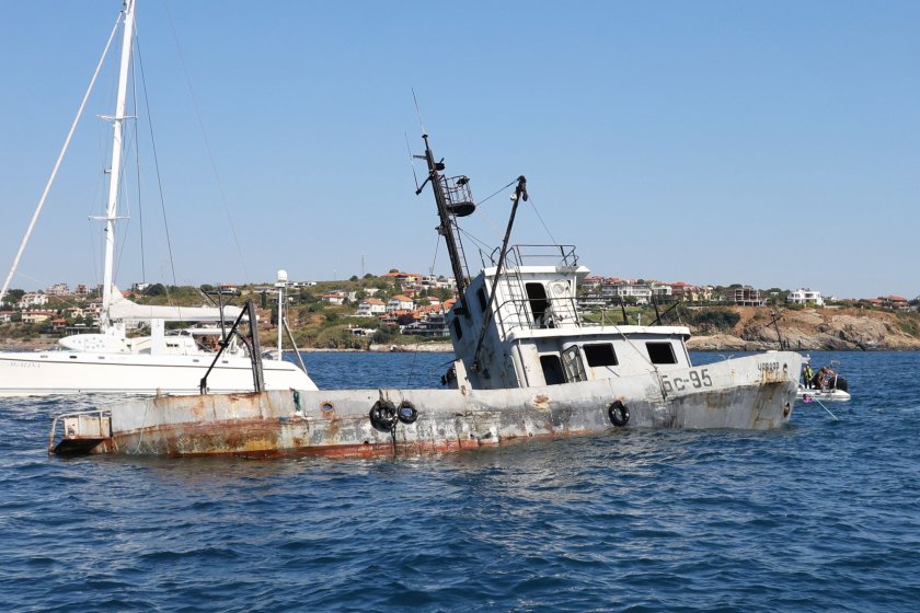 Водите на Черно море "погълнаха" риболовния кораб "Чавдар" (ВИДЕО и СНИМКИ)