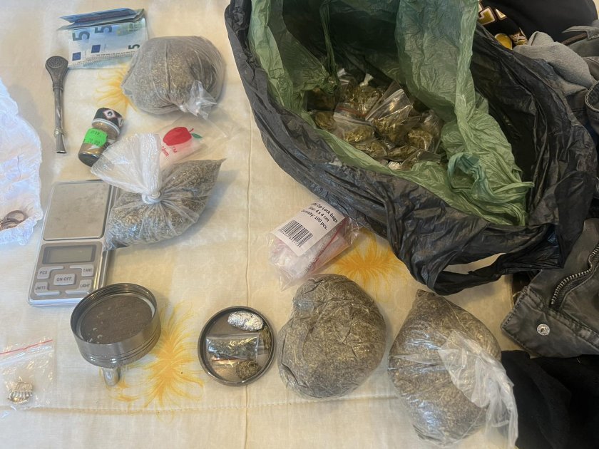 наркотици шперцове злато полицията задържа мъж ямбол хотелска стая слънчев бряг