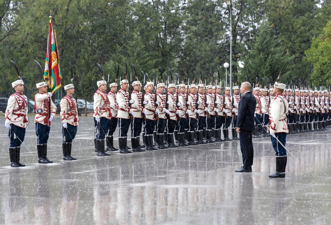 президентът румен радев националната гвардейска част символ дълг достойнство истинско родолюбие