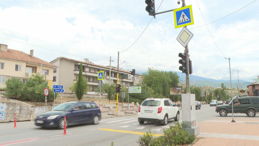 Облекчава ли трафика новият светофар в Кресна?