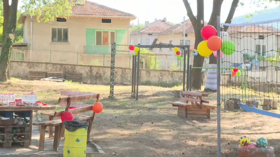 Жителите на кюстендилското село Слатино обединиха усилия и изградиха нова спортна площадка