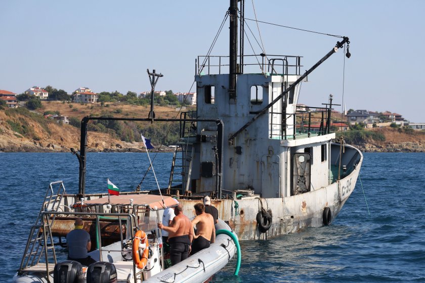 На фона на сирени и аплодисменти: Потопиха край Созопол един от първите железни риболовни кораби у нас (ОБЗОР)