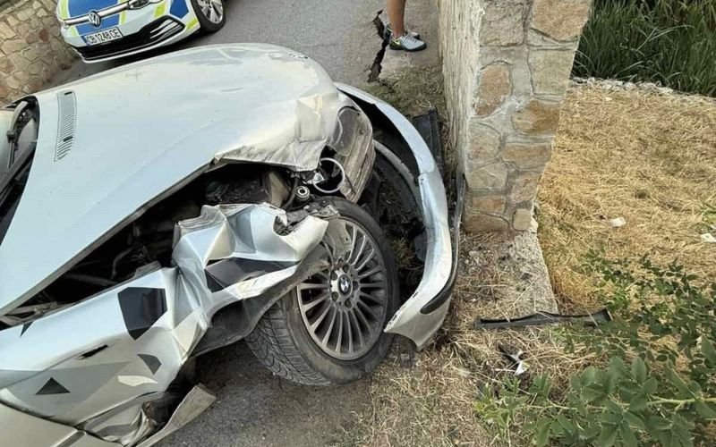 Дрифт и висока скорост: 18-годишен се вряза в стената на мост в Костинброд