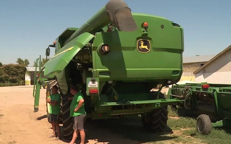Спаси и плати: Двама земеделци потушиха пожар, но бяха глобени за непочистен комбайн